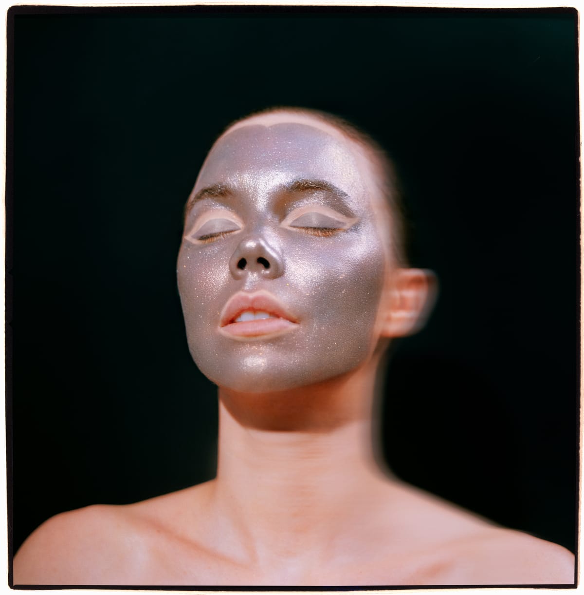 Hedda by Daniel Stigefeldt, makeup by Jessica de la Torre (image 1 of 5)